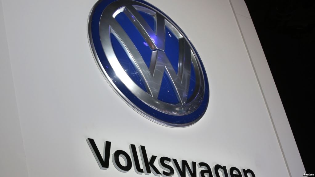 „Volkswagen“ elektromobilius gamins net 16 gamyklų