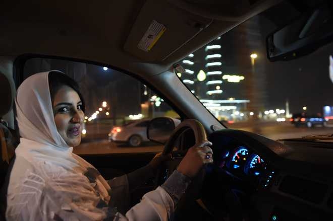 Saudo Arabijoje draudimas moterims vairuoti nebegalioja