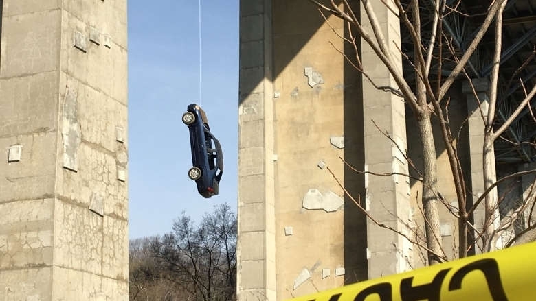 Toronte pastebėtas ant tilto pakabintas automobilis