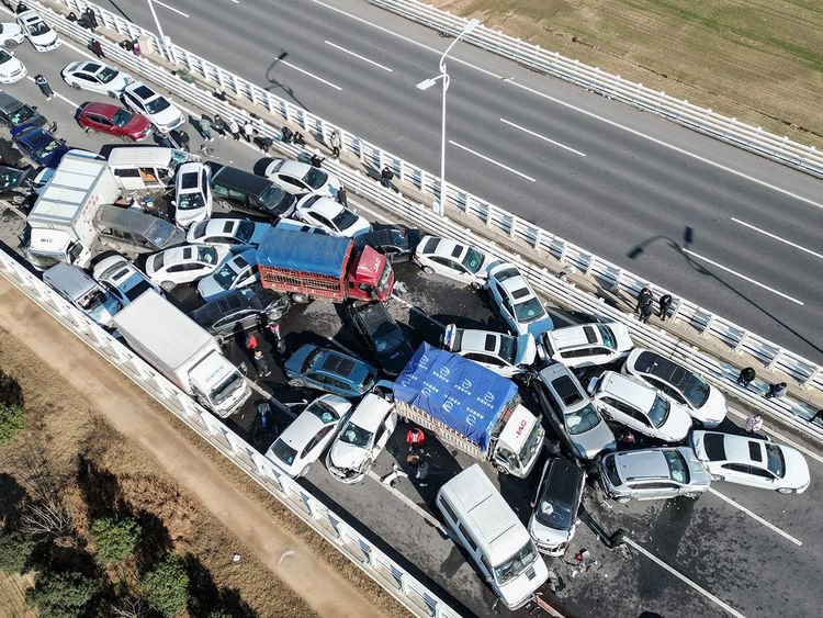 Kinijos greitkelyje į avariją pateko šimtai automobilių, be aukų neapsieita