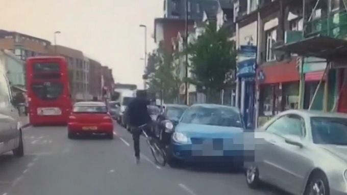 Londone dviratininkas puolė automobilio vairuotoją su peiliu