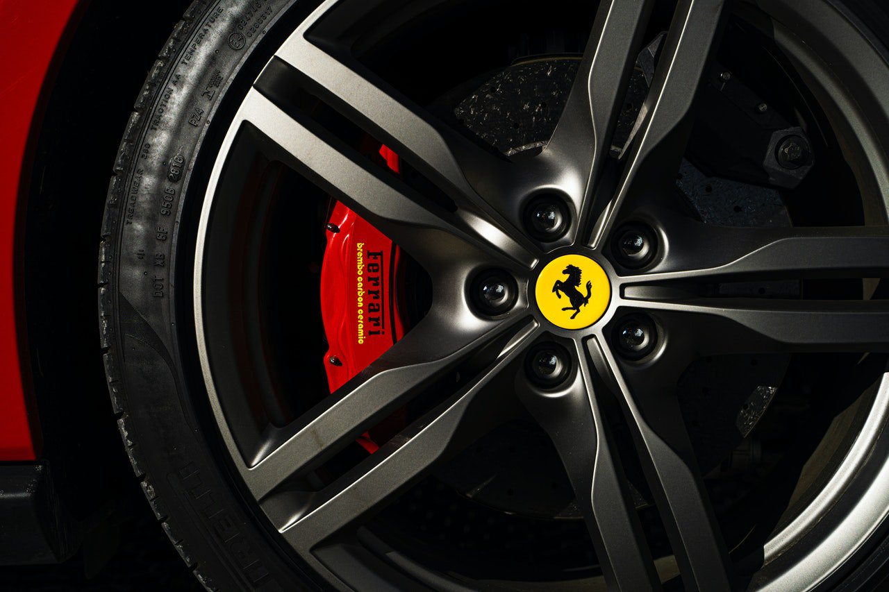 „Ferrari“ pirmuoju elektromobiliu 2025-aisiais metais bus sportinis bolidas
