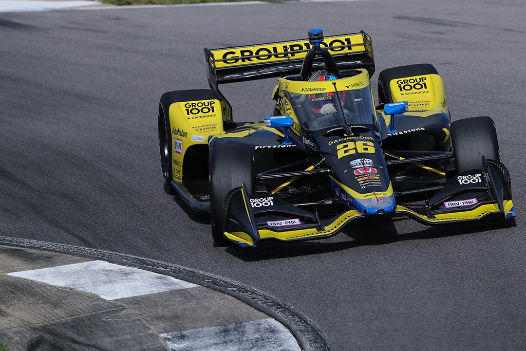 Chaotiškos „IndyCar“ lenktynės Indianapolyje netikėtai pasibaigė C. Hertos pergale