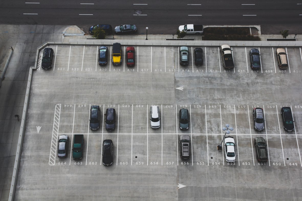 Prekybos centrų automobilių aikštelės vėl pilnos – ką svarbu prisiminti vairuotojams?