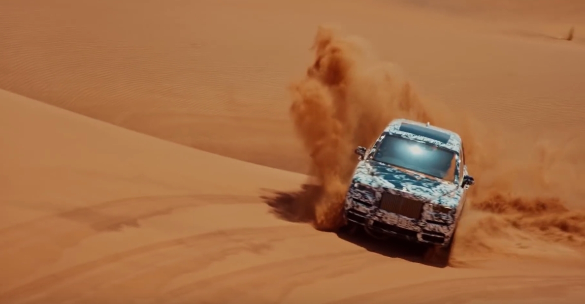 Prabangus „Rolls-Royce“ visureigis siautė Dubajaus dykumos kopose