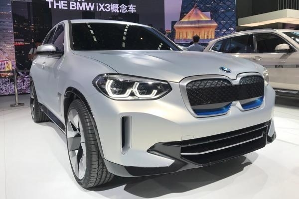 BMW pristatė trečiąjį savo elektromobilį „iX3“