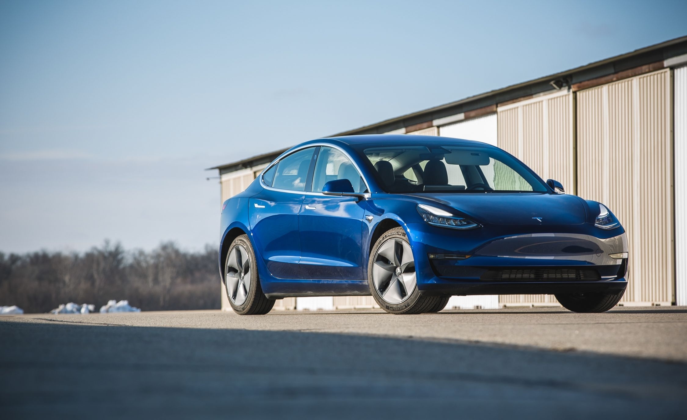 „Tesla“ dar kartą sustabdė „Model 3“ gamybą