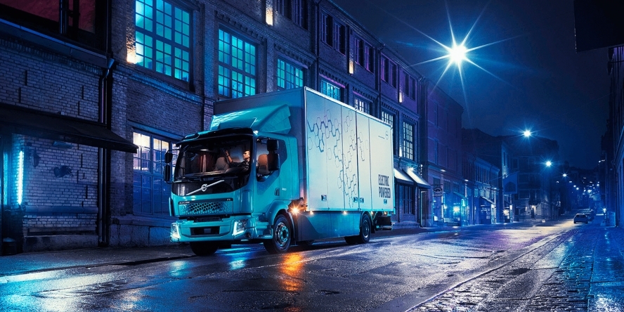 „Volvo“ pristatė pirmąjį savo elektrinį sunkvežimį „FL Electric“