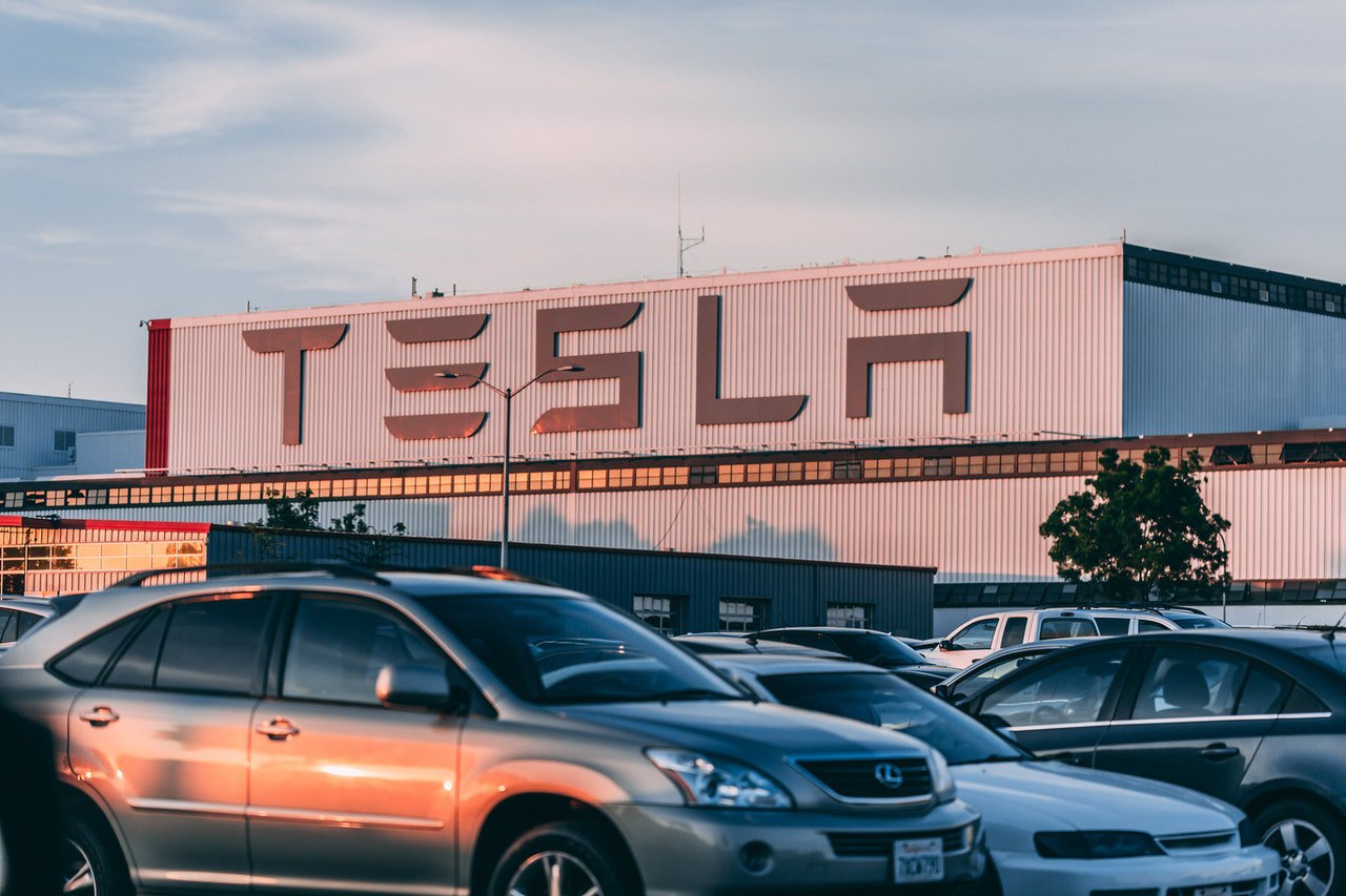 E.Muskas dėl krintančių „Tesla“ akcijų vertės apkaltino makroekonominius veiksnius