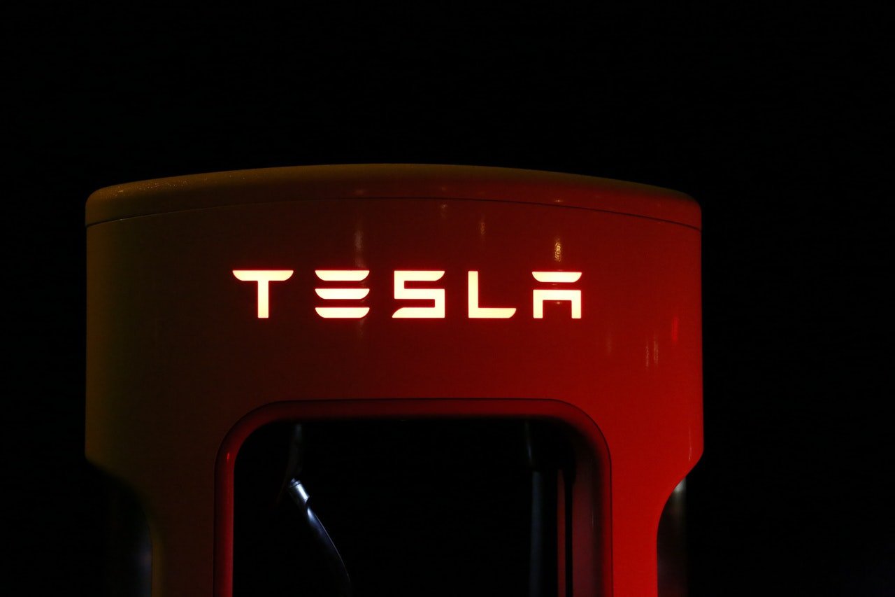 „Tesla“  dėl galinių žibintų problemos buvo priversta atšaukti 321 tūkst. automobilių