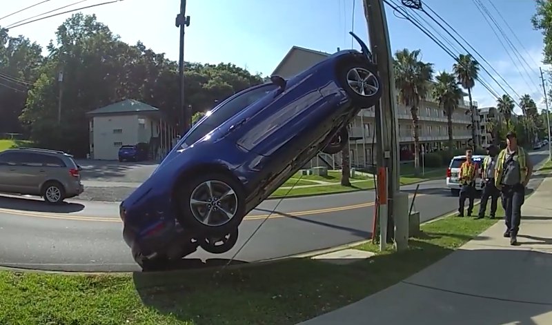 Floridoje neblaivus vairuotojas užvažiavo ant elektros stulpo (VIDEO)